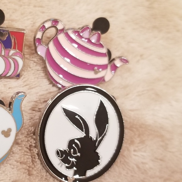 Set of 4 Disney Trading pins - Picture 3 of 4